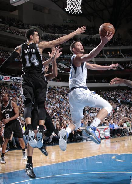 Chandler Parsons, Dallas Mavericks, in reverse layup contro Danny Green, San Antonio Spurs (Getty Images)